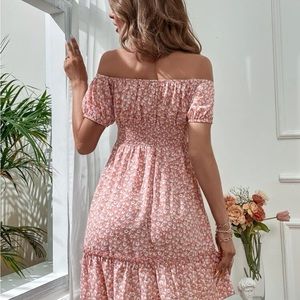 Vestido floral de hombros descubiertos